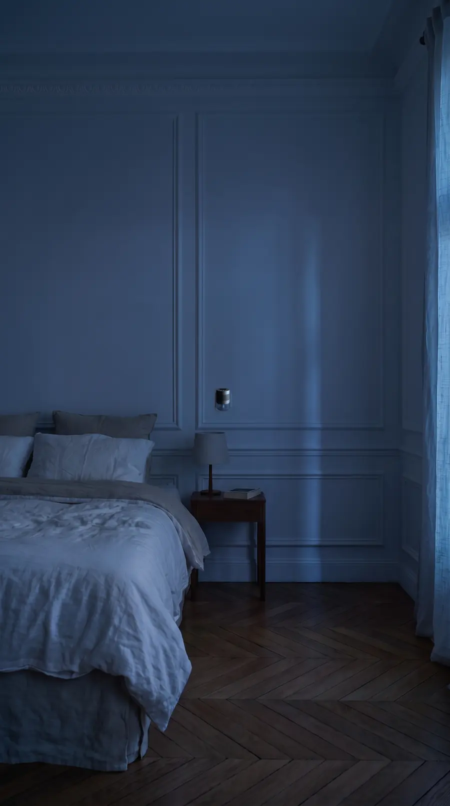 La même chambre en pleine nuit : lampe éteinte, lumière de lune, l'écran du diffuseur est éteint.